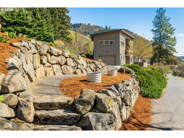 591 Ne GRANDVIEW Blvd, White Salmon, WA 98672