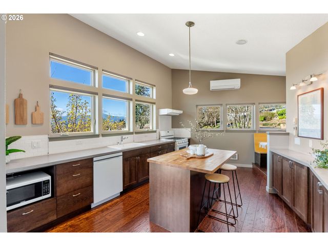 591 Ne GRANDVIEW Blvd, White Salmon, WA 98672