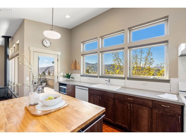 591 Ne GRANDVIEW Blvd, White Salmon, WA 98672