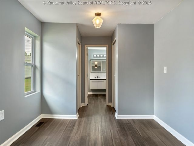 2490 Montana Avenue, Hurricane, WV 25526