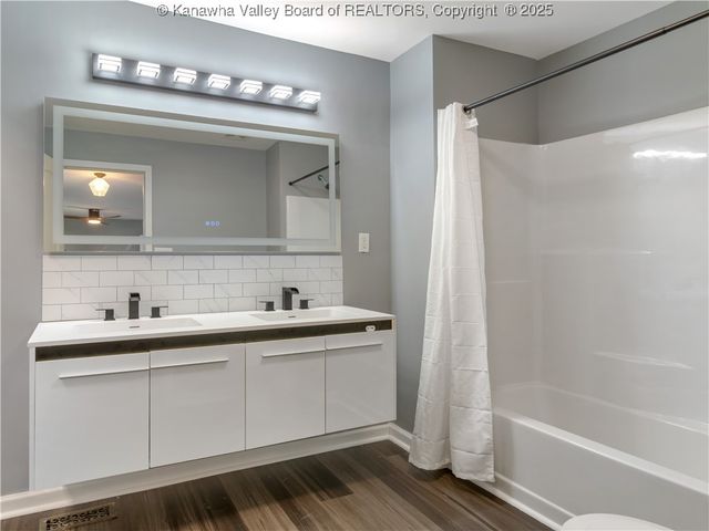 2490 Montana Avenue, Hurricane, WV 25526