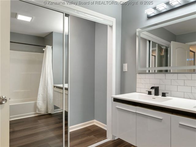 2490 Montana Avenue, Hurricane, WV 25526