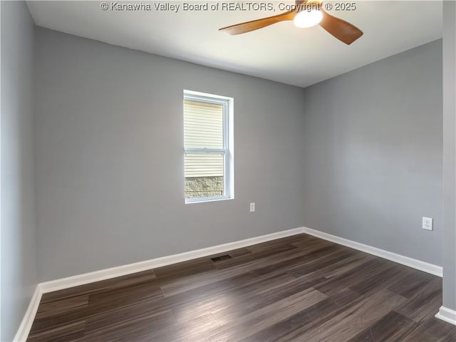 2490 Montana Avenue, Hurricane, WV 25526