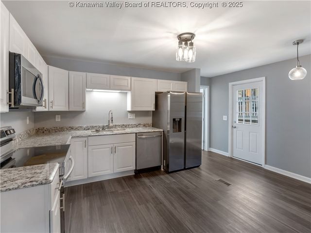 2490 Montana Avenue, Hurricane, WV 25526