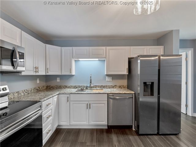 2490 Montana Avenue, Hurricane, WV 25526