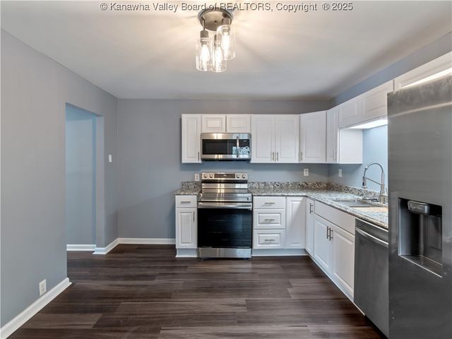 2490 Montana Avenue, Hurricane, WV 25526