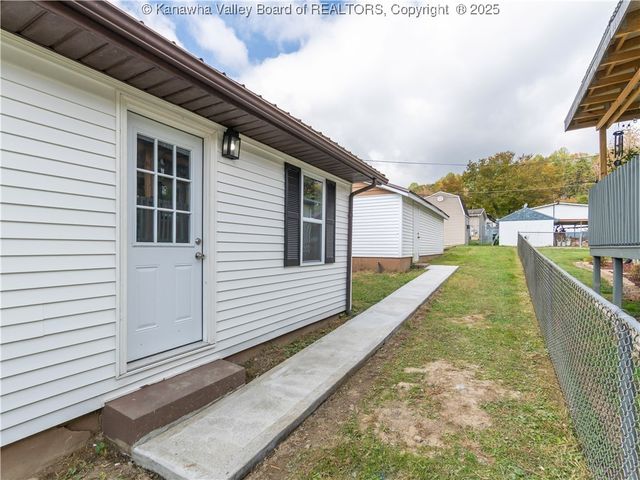 2490 Montana Avenue, Hurricane, WV 25526