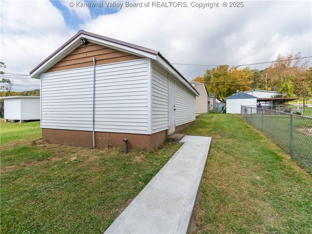 2490 Montana Avenue, Hurricane, WV 25526