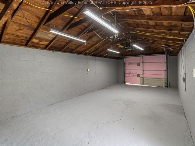 2490 Montana Avenue, Hurricane, WV 25526