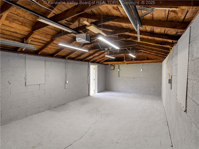 2490 Montana Avenue, Hurricane, WV 25526