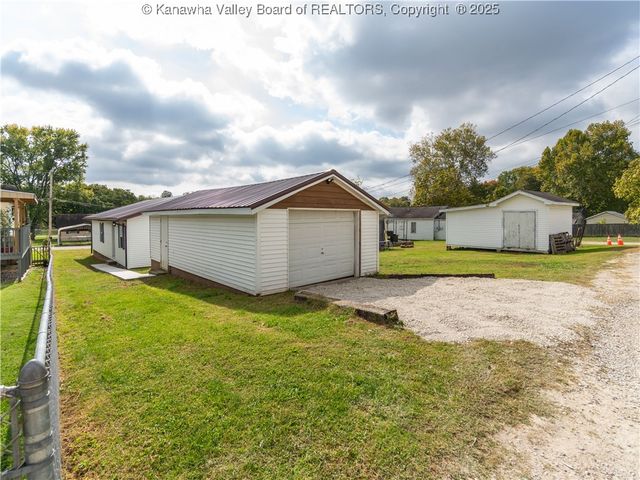 2490 Montana Avenue, Hurricane, WV 25526
