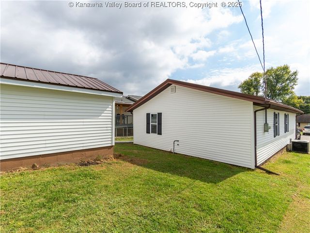 2490 Montana Avenue, Hurricane, WV 25526