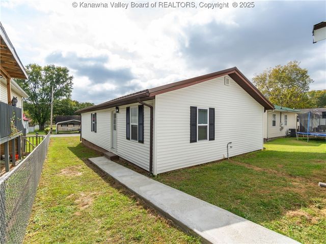 2490 Montana Avenue, Hurricane, WV 25526