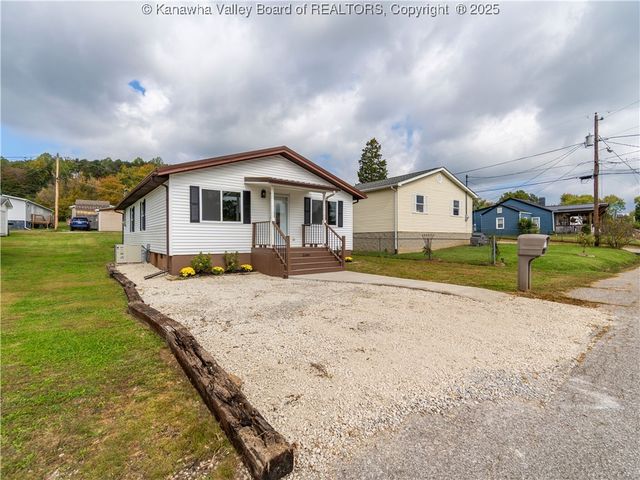 2490 Montana Avenue, Hurricane, WV 25526