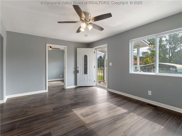 2490 Montana Avenue, Hurricane, WV 25526