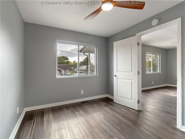 2490 Montana Avenue, Hurricane, WV 25526