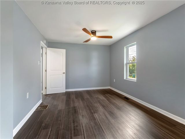 2490 Montana Avenue, Hurricane, WV 25526