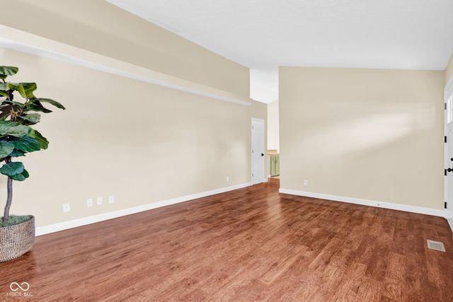 1483 Bridle Way, Columbus, IN 47201