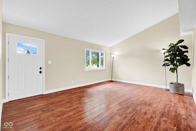 1483 Bridle Way, Columbus, IN 47201