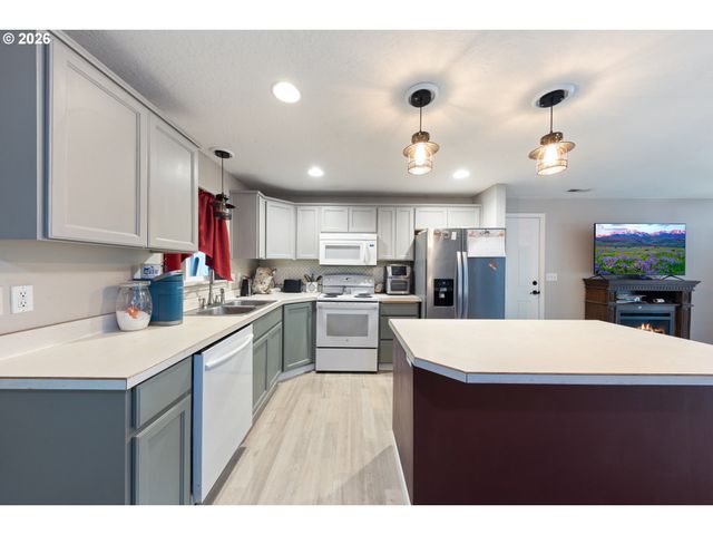 422 E 5TH St, Lafayette, OR 97127