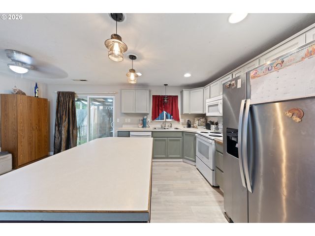 422 E 5TH St, Lafayette, OR 97127