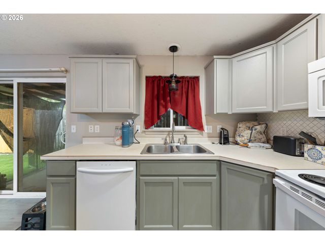 422 E 5TH St, Lafayette, OR 97127
