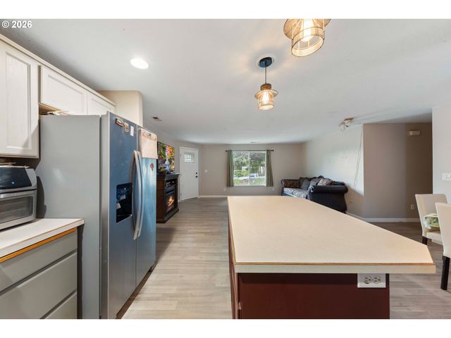 422 E 5TH St, Lafayette, OR 97127