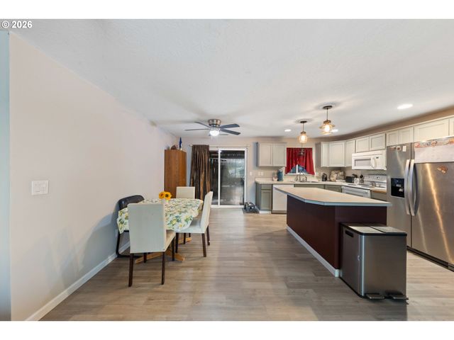 422 E 5TH St, Lafayette, OR 97127
