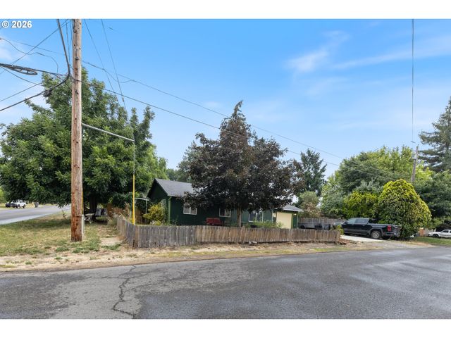 422 E 5TH St, Lafayette, OR 97127