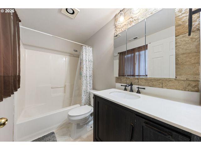422 E 5TH St, Lafayette, OR 97127