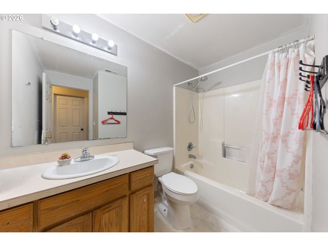422 E 5TH St, Lafayette, OR 97127
