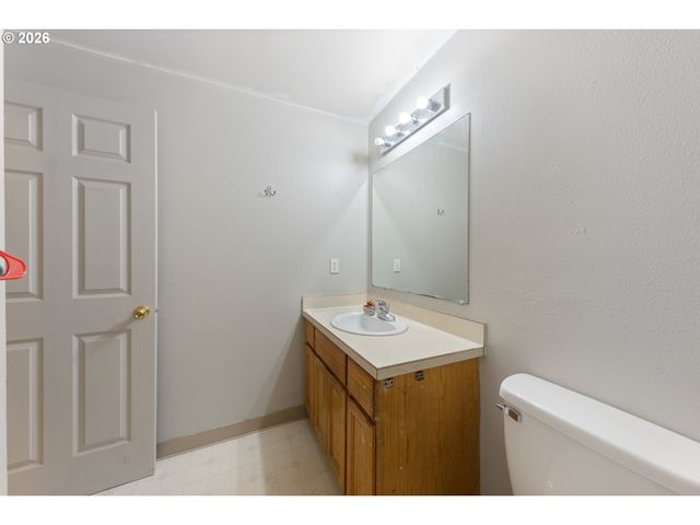 422 E 5TH St, Lafayette, OR 97127