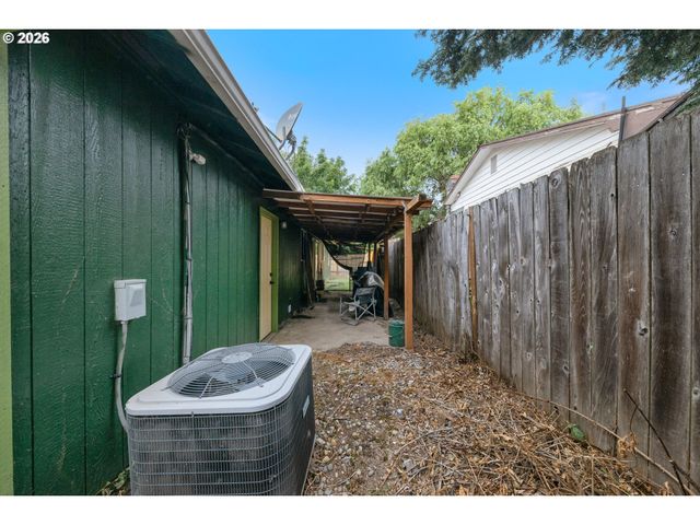 422 E 5TH St, Lafayette, OR 97127