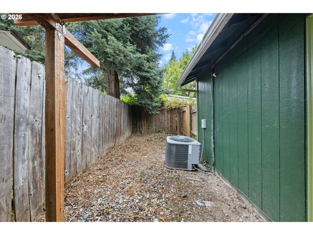 422 E 5TH St, Lafayette, OR 97127