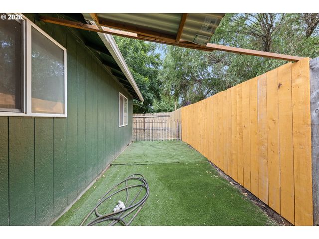 422 E 5TH St, Lafayette, OR 97127