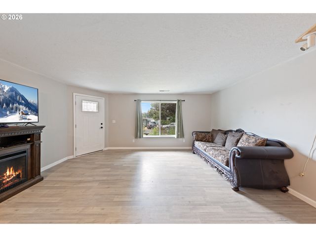 422 E 5TH St, Lafayette, OR 97127