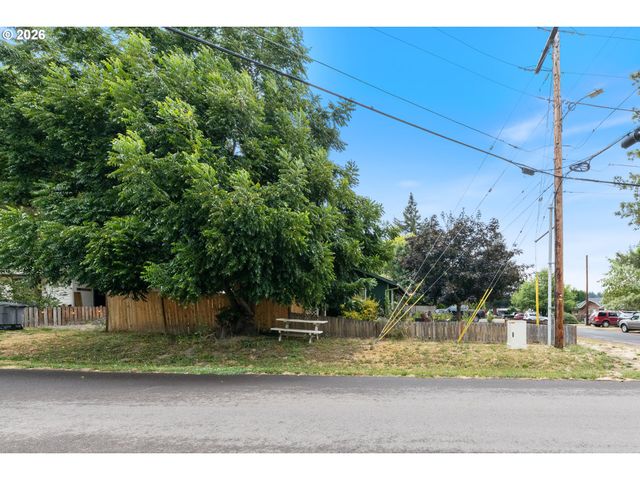 422 E 5TH St, Lafayette, OR 97127