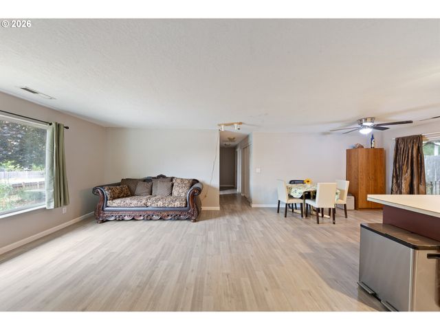 422 E 5TH St, Lafayette, OR 97127
