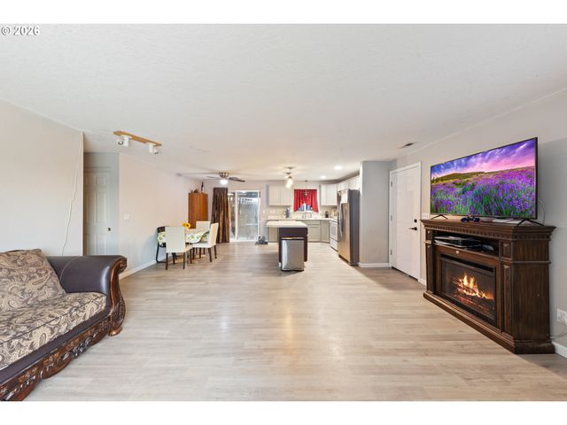 422 E 5TH St, Lafayette, OR 97127