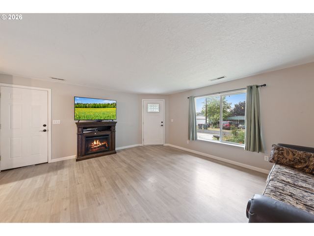 422 E 5TH St, Lafayette, OR 97127