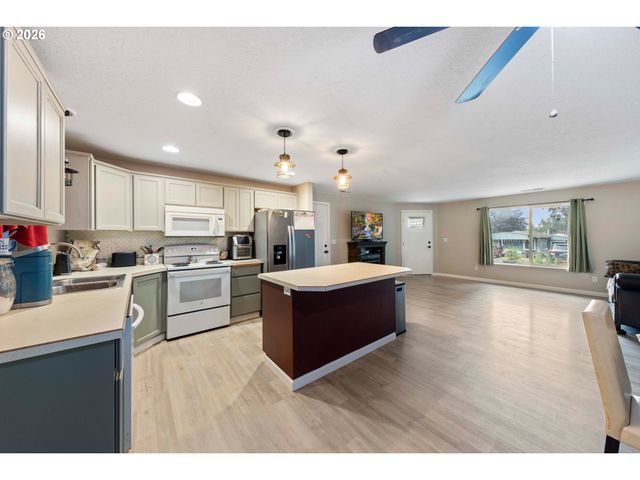 422 E 5TH St, Lafayette, OR 97127