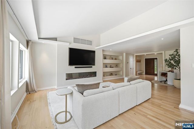 4 Ackerman Street, Waldwick, NJ 07463