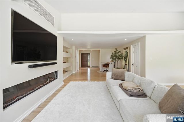 4 Ackerman Street, Waldwick, NJ 07463