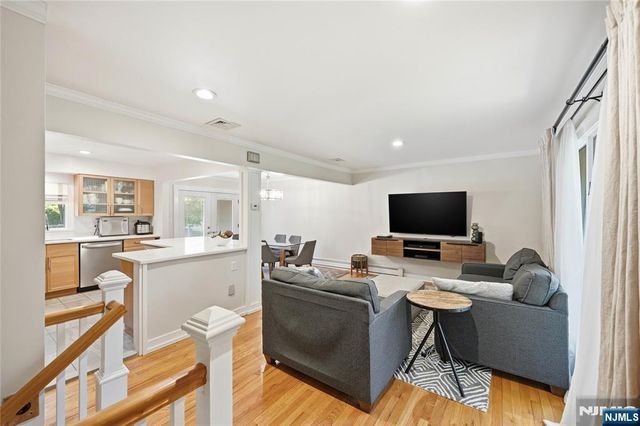 4 Ackerman Street, Waldwick, NJ 07463