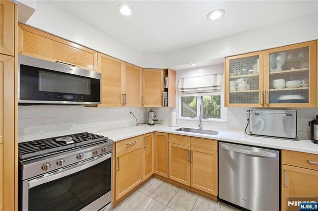 4 Ackerman Street, Waldwick, NJ 07463