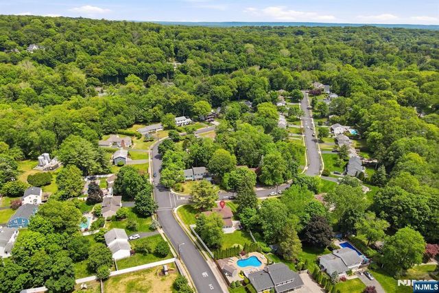 4 Ackerman Street, Waldwick, NJ 07463