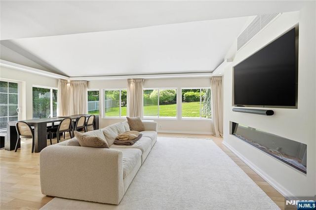 4 Ackerman Street, Waldwick, NJ 07463