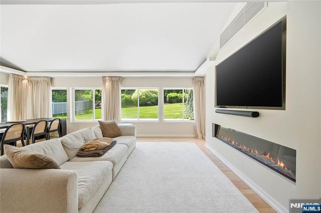 4 Ackerman Street, Waldwick, NJ 07463