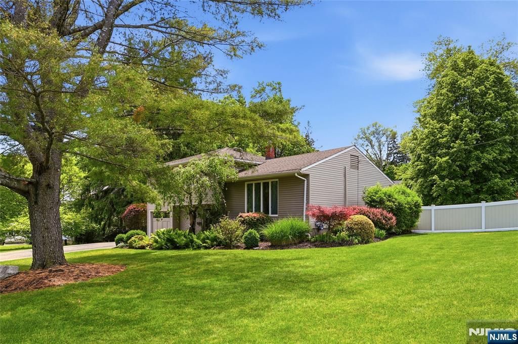 4 Ackerman Street, Waldwick, NJ 07463
