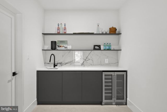 6018 N WOODLAND TER, Mclean, VA 22101